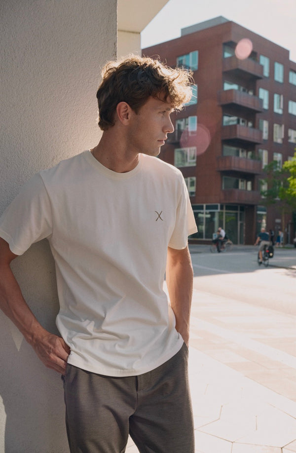 Essentials in the wardrobe: why the white t-shirt never goes out of style